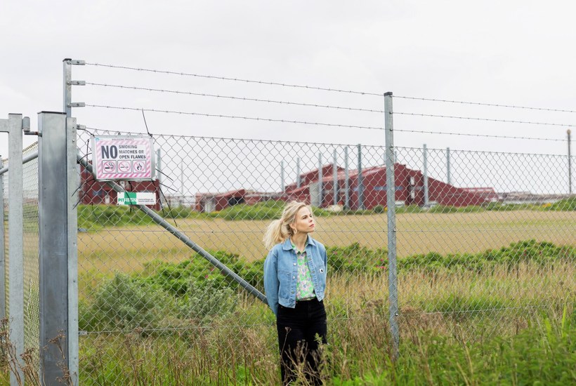 Hun voksede op med udsigt til giftfabrikken – nu kæmper hun imod den