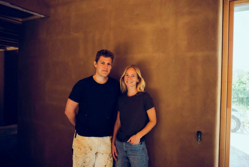 Se billederne: Alexandra og Casper bygger bæredygtigt med ler, hamp og kærlighed 